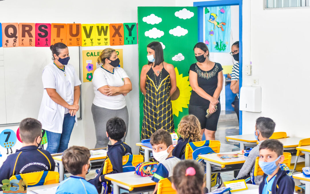 Secretária Municipal de Educação realiza visitas nas escolas para acompanhar o retorno às aulas