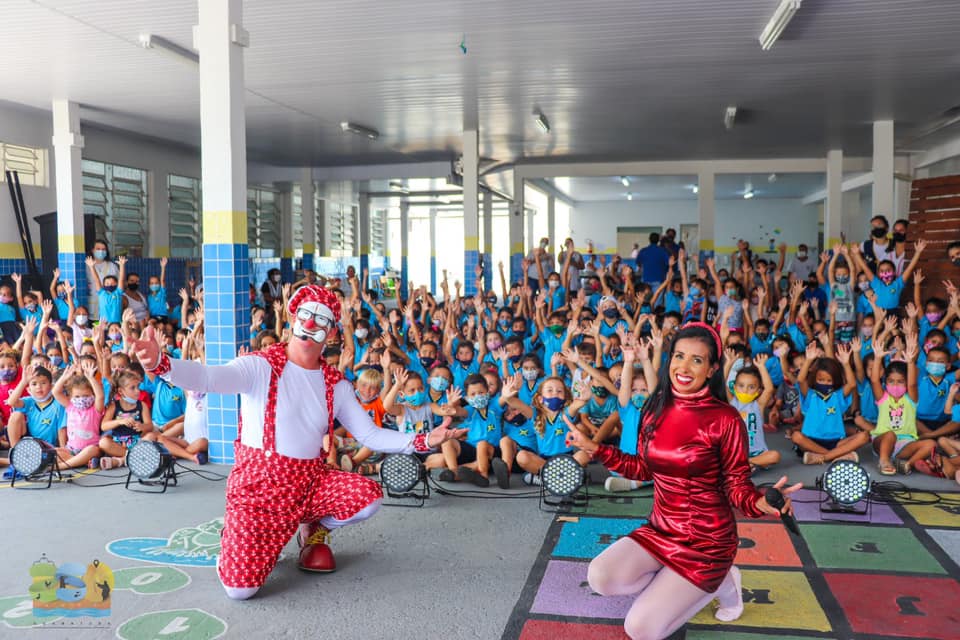 Alunos da rede municipal de ensino de Guaratuba assistem ao espetáculo circense “O Palhaço, a Bailarina e a alegria de estudar”