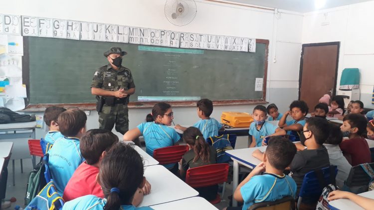 Escola Municipal João Gualberto da Silva recebe palestra da Polícia Ambiental no Projeto Caiçara