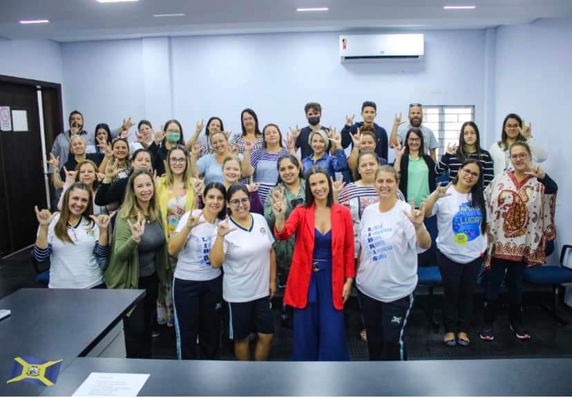 Alunos do curso de libras homenageiam Guaratuba pelos 251 anos